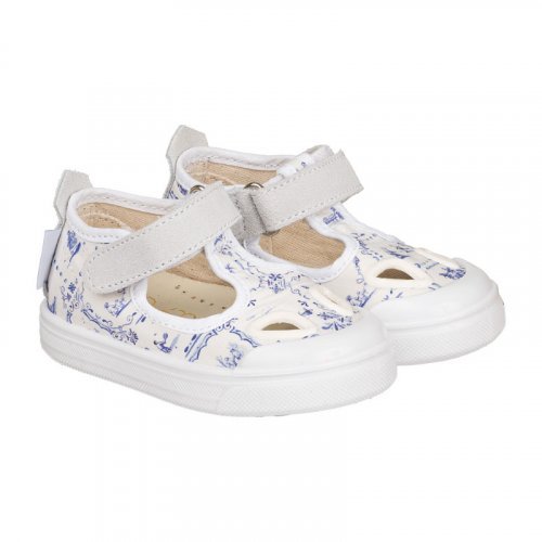 Sandal with eyelets in allover jungle