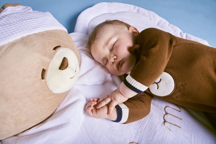 Yarn babygro with teddy bear_8427